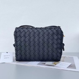 보테가 스몰 루프 카메라 백 V6600-8