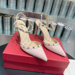 발렌티노 페이턴트 가죽 락스터드 슬링백 펌프스 2S0S98 핑크