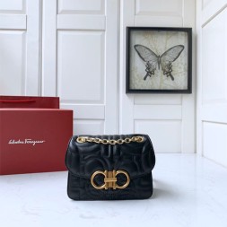 페레가모 간치니 퀼팅 숄더백 21H153 블랙