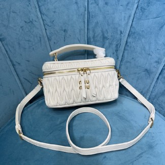 미우미우 마틀라세 숄더백 5BH226 화이트