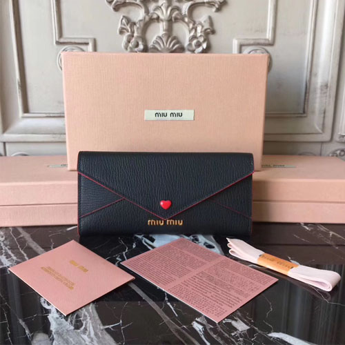 미우미우 하트버튼 플랩 장지갑 5MH013 블랙