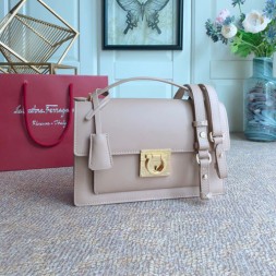 페레가모 간치오 미디엄 플랩백 21G179 누드핑크