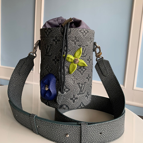 루이비통 클라이밍 초크 파우치 M81572 그레이