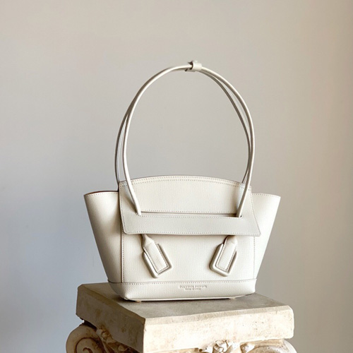 보테가 프렌치 카프스킨 아르코 33 백 580725 화이트