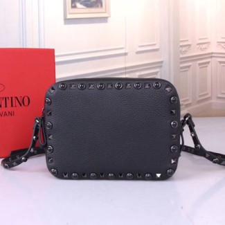 발렌티노 스몰 스탐파 알체 송아지 가죽 락스터드 크로스 바디백 RW2B0809 블랙 메탈