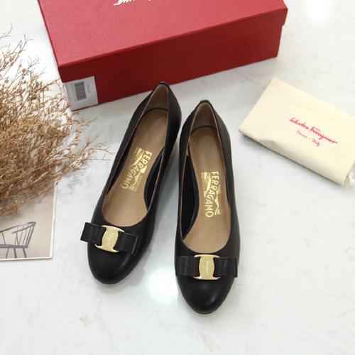 페레가모 여성용 신상 로퍼 F38045 블랙