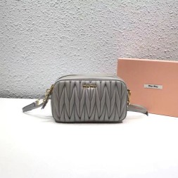 미우미우 마테라쎄 미니 크로스백 5BH539 그레이