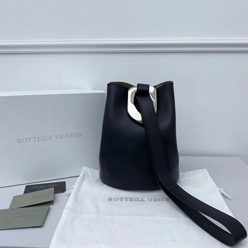 보테가 헤어 카프스킨 드롭 백 576804 블랙