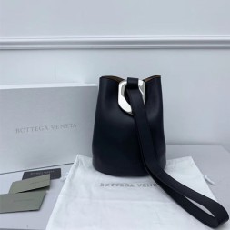 보테가 헤어 카프스킨 드롭 백 576804 블랙