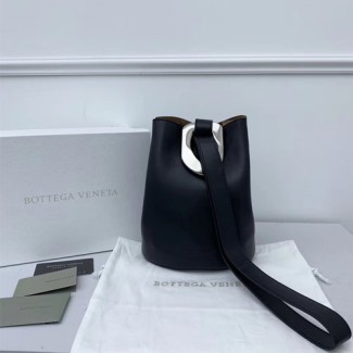 보테가 헤어 카프스킨 드롭 백 576804 블랙