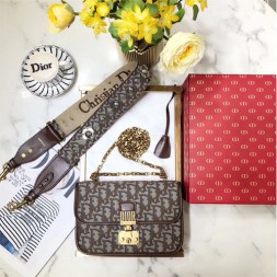 디올 패브릭 어딕트 플랩백 M5818 브라운