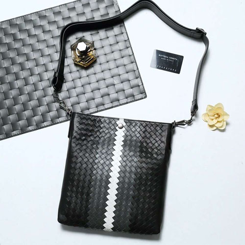 보테가 남성용 신상 크로스백 V99026 블랙&화이트