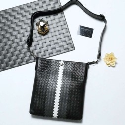 보테가 남성용 신상 크로스백 V99026 블랙&화이트