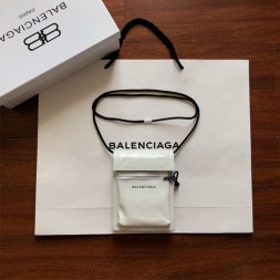 발렌시아가 익스플로러 파우치 스트랩 백  936801 화이트