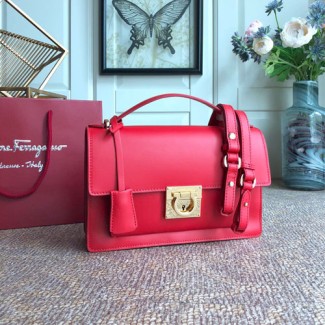 페레가모 간치오 미디엄 플랩백 21G179 레드