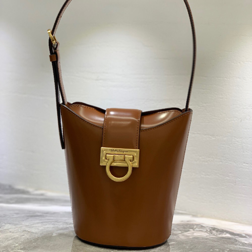 페레가모 트리폴리오 숄더백 (S) 211194 카멜