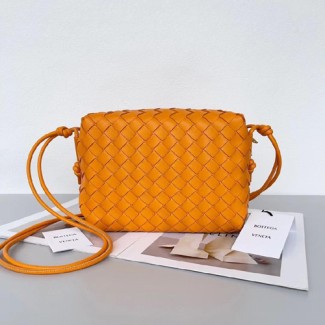 보테가 스몰 루프 카메라 백 V6600-2