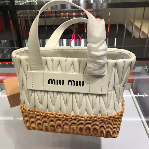 미우미우 마틀라세 나파 위커백 5BA076 화이트