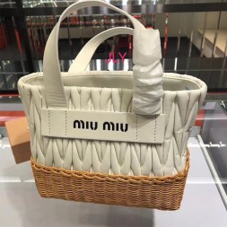 미우미우 마틀라세 나파 위커백 5BA076 화이트