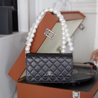  샤넬 WOC 진주 플랩백 AS1841 램스킨 블랙