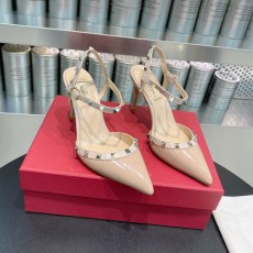 발렌티노 페이턴트 가죽 락스터드 슬링백 펌프스 2S0S98 베이지