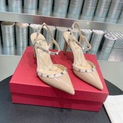 발렌티노 페이턴트 가죽 락스터드 슬링백 펌프스 2S0S98 베이지