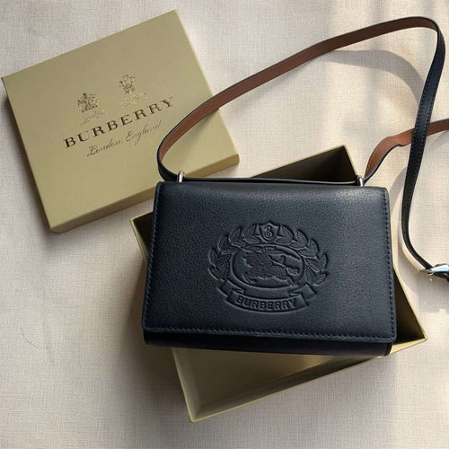 버버리 디태처블 스트랩 엠보싱 크레스트 크로스백 40780001 블랙