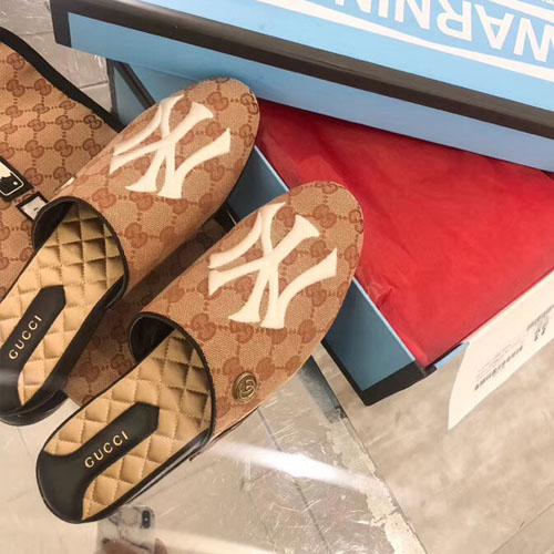 구찌 여성용 신상 가죽 슬리퍼 397684