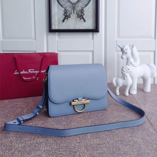 페레가모 클래식 플랩 숄더백 21H321 민트