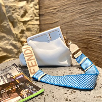 펜디 퍼스트 미디엄 클러치백 숄더백 8BP127 화이트