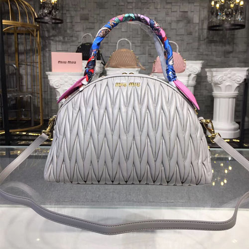 미우미우 마틀라세 탑핸들백 5BB034 그레이