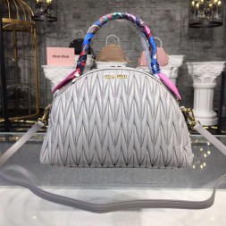 미우미우 마틀라세 탑핸들백 5BB034 그레이