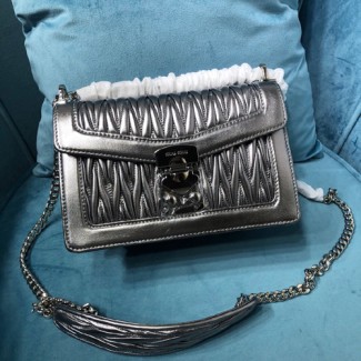 미우미우 마테라세 퀼트 숄더백 5BD083 실버