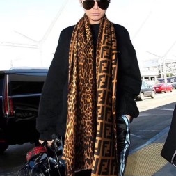 펜디 신상 스카프 FD70201