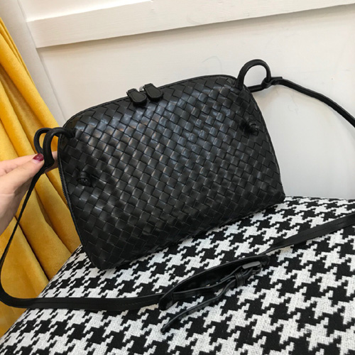 보테가 필로우 미디움 숄더백 V7700 블랙