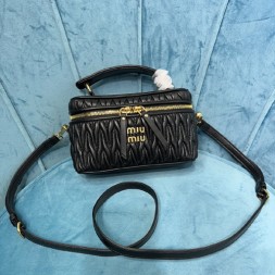 미우미우 마틀라세 숄더백 5BH226 블랙