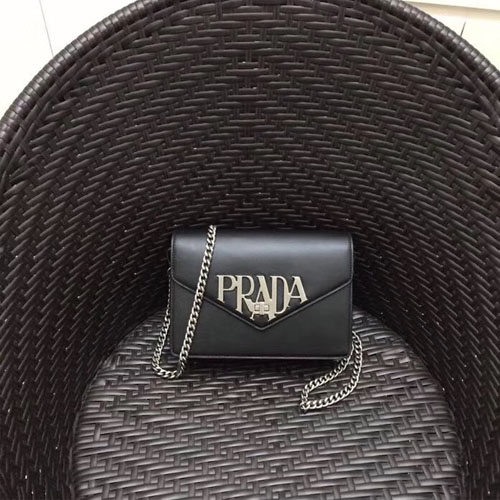 프라다 18 S/S 가죽 로고 숄더백 1BD097 블랙