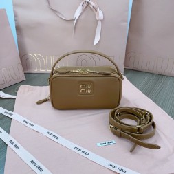 미우미우 가방 로고 레더 숄더백 5BH229