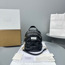 마르지엘라 글램슬램 백팩  MM3378 유광 블랙