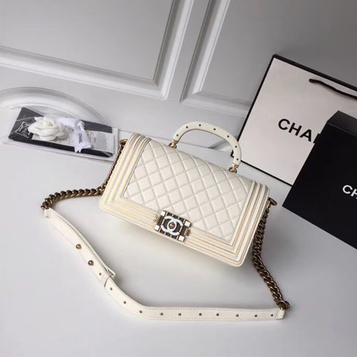 샤넬 신상 보이 플랩백 A67086 램스킨 화이트