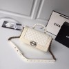 샤넬 신상 보이 플랩백 A67086 램스킨 화이트