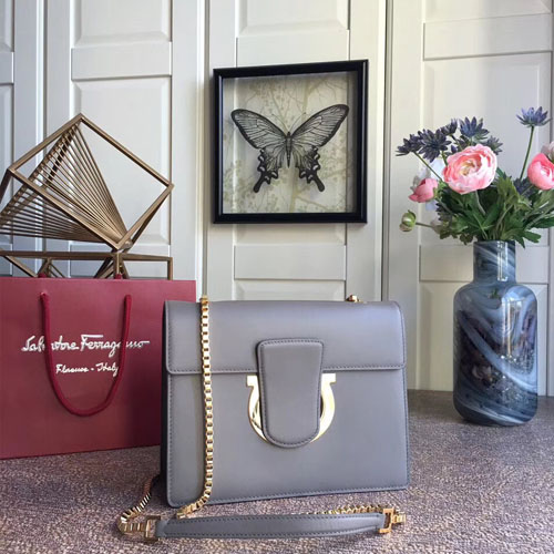 페레가모 신상 미디움 플랩백 21G671 그레이