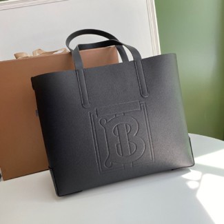 버버리 스몰 엠보싱 크레스트 가죽 토트 80066271 블랙