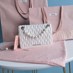 미우미우 21FW 마테라쎄 미니 백 5BP065 화이트