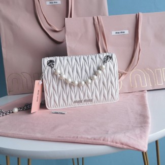 미우미우 21FW 마테라쎄 미니 백 5BP065 화이트