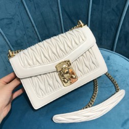 미우미우 마테라세 퀼트 숄더백 5BD083 화이트