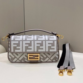 펜디 신상 미듐 바게트 FD8579-17