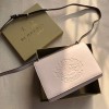 버버리 디태처블 스트랩 엠보싱 크레스트 크로스백 40780001 핑크