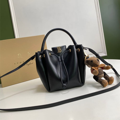 버버리 모노그램 모티프 레더 버킷 백 80285411 블랙