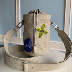 루이비통 클라이밍 초크 파우치 M81572 크림